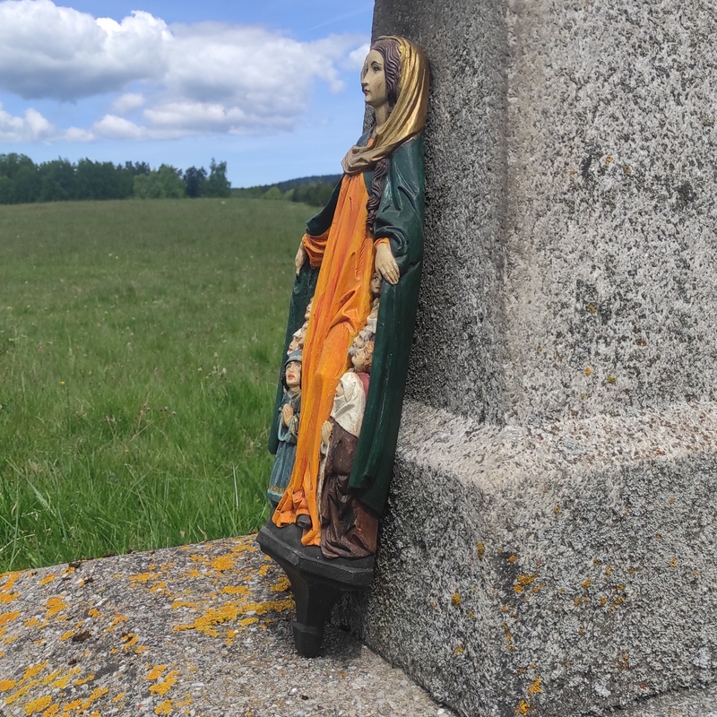 Panna Marie Ochranitelka - závěsná plastika 49 cm (konzole)