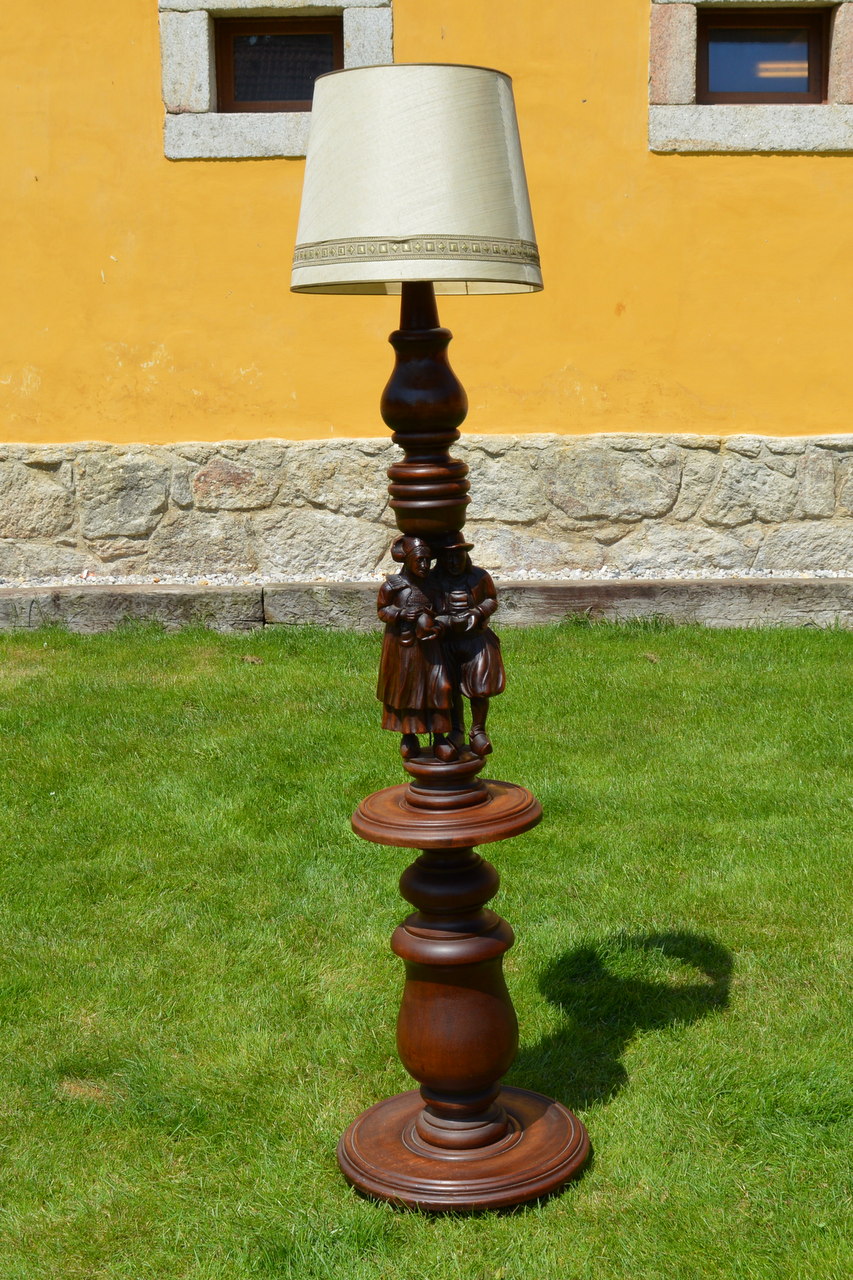 Stará podlahová stojací lampa s řezbou