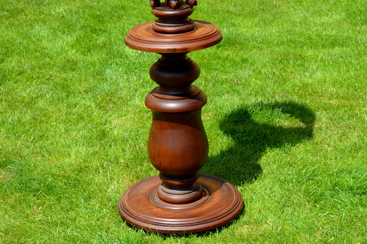 Stará podlahová stojací lampa s řezbou