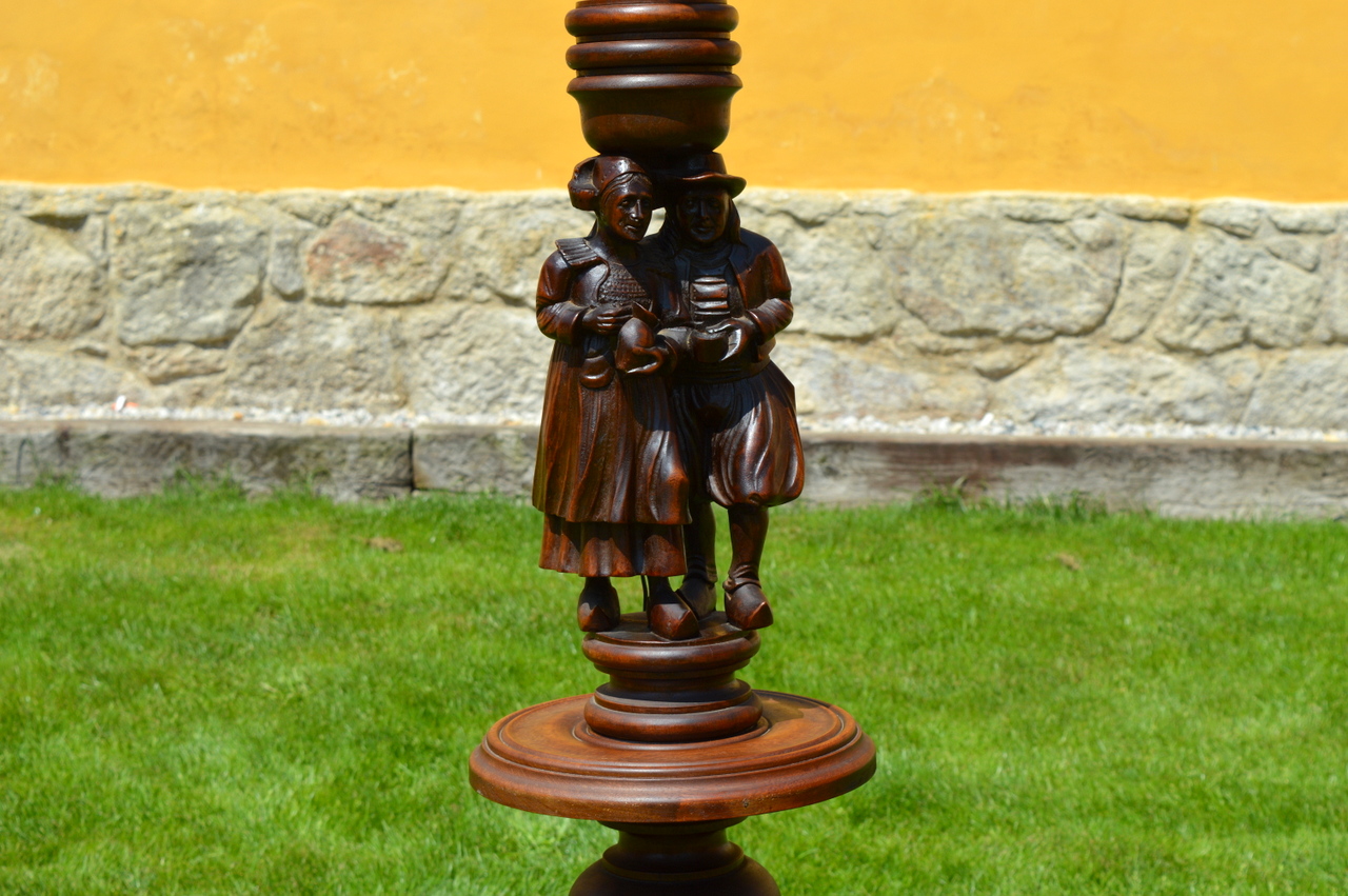 Stará podlahová stojací lampa s řezbou