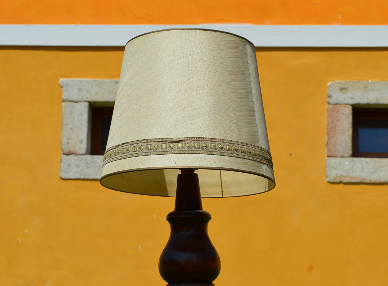 Stará podlahová stojací lampa s řezbou