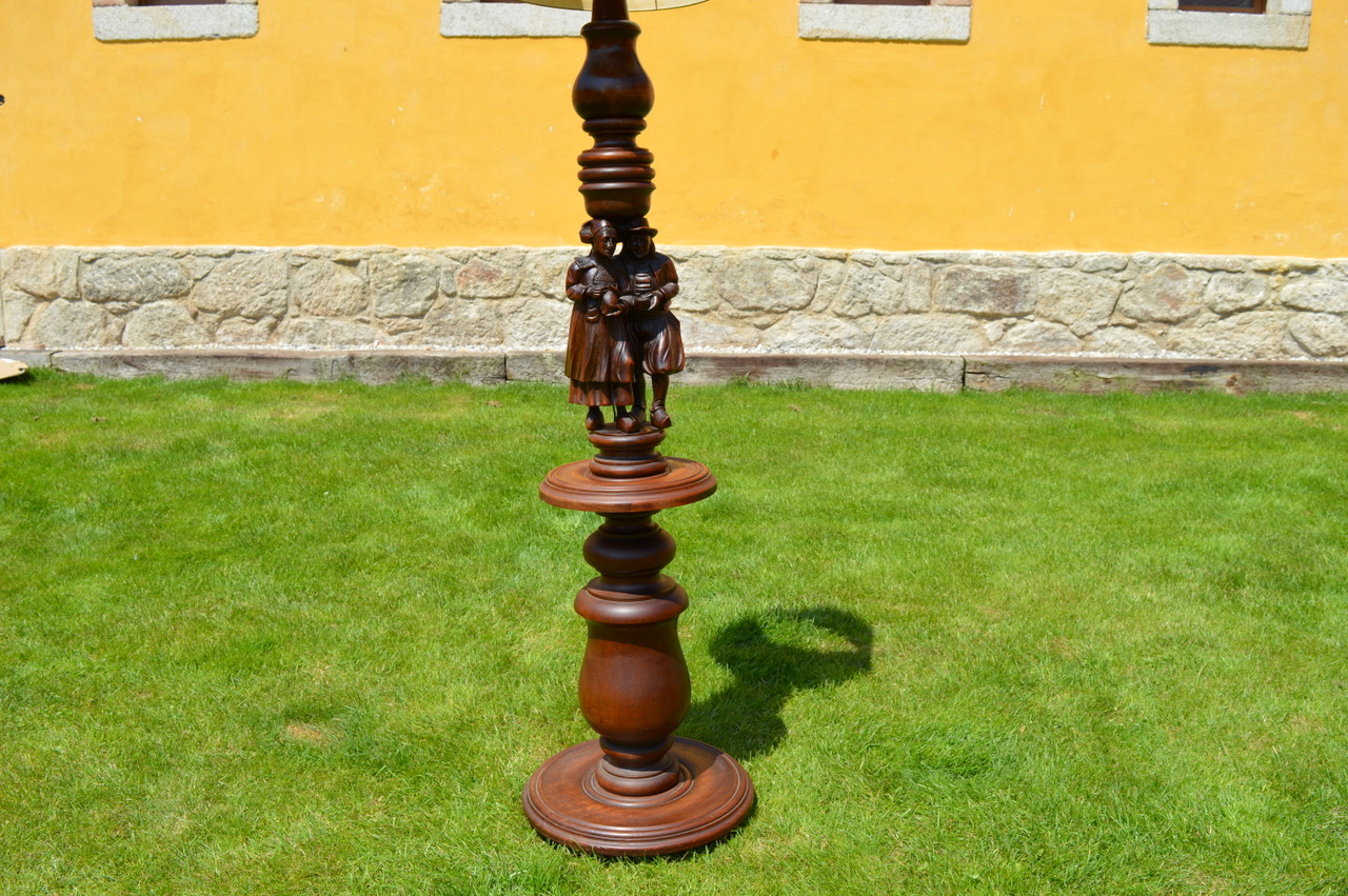 Stará podlahová stojací lampa s řezbou