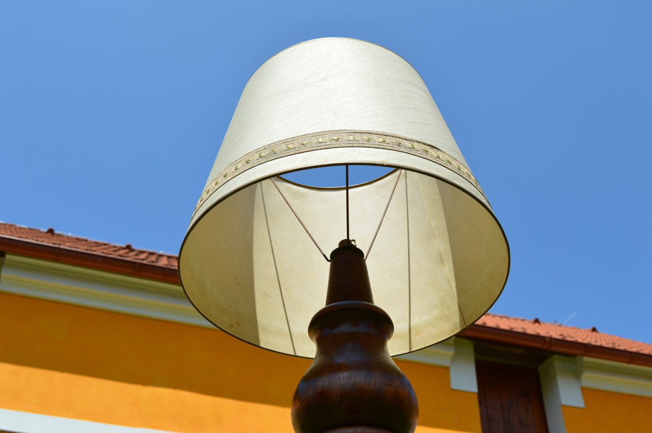 Stará podlahová stojací lampa s řezbou