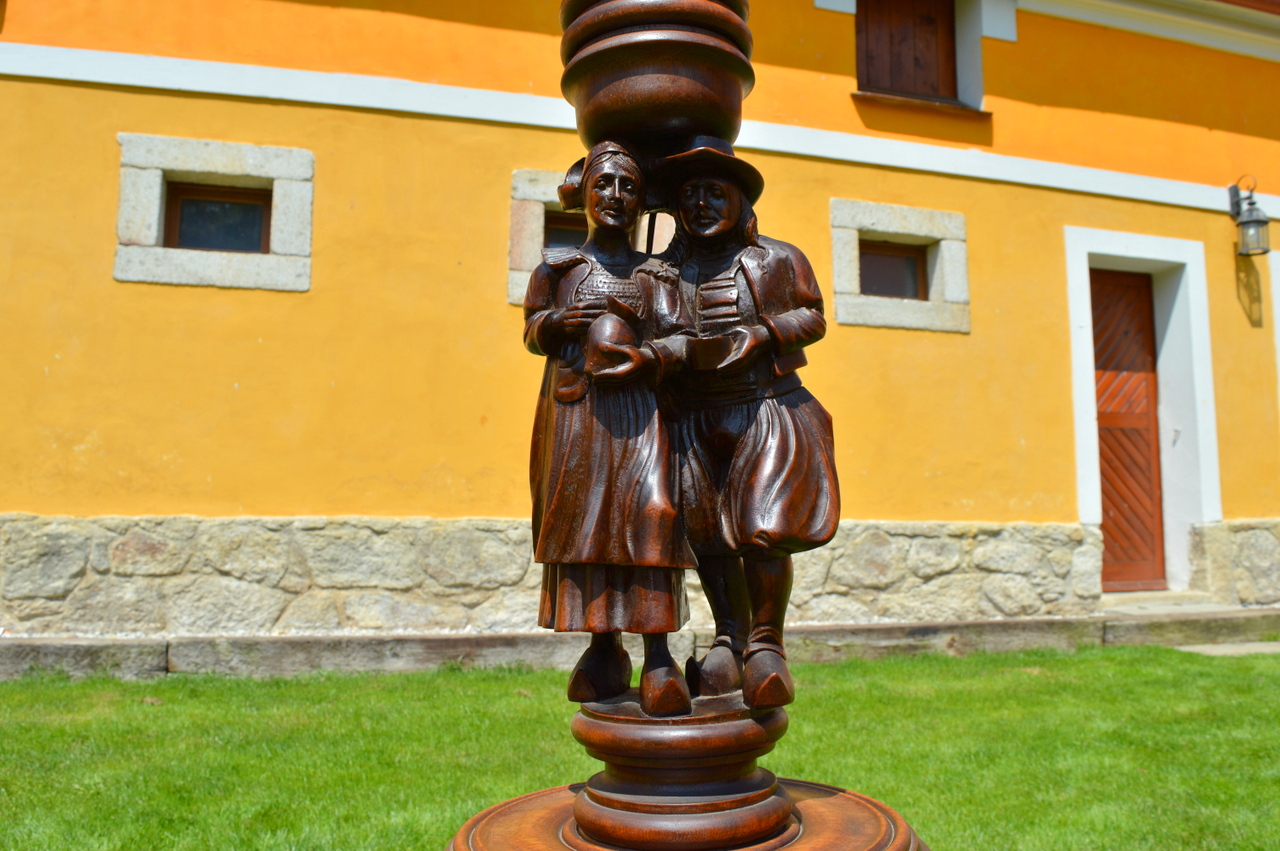 Stará podlahová stojací lampa s řezbou