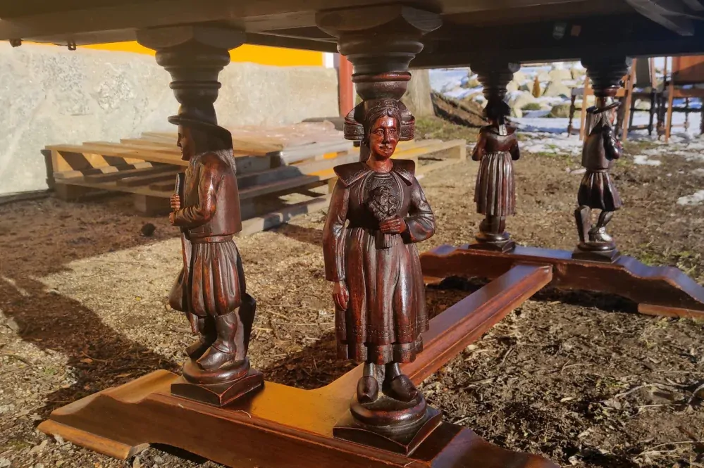 Masivní dubový rozkládací stůl s řezbou po hranách 