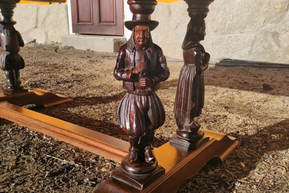 Masivní dubový rozkládací stůl s řezbou po hranách 