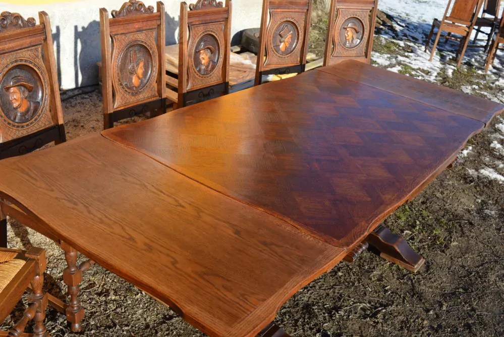 Masivní dubový rozkládací stůl s řezbou po hranách 