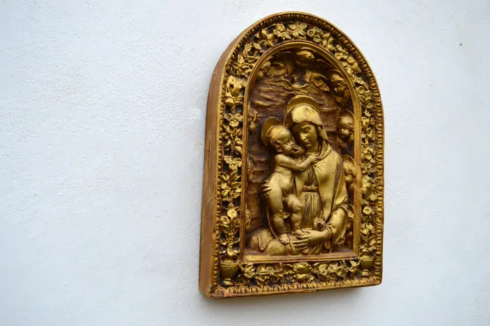 Reliéf panna Marie s Jezuletem a 10 Cherubínů, zlatá s výřezem, výška - 27 cm