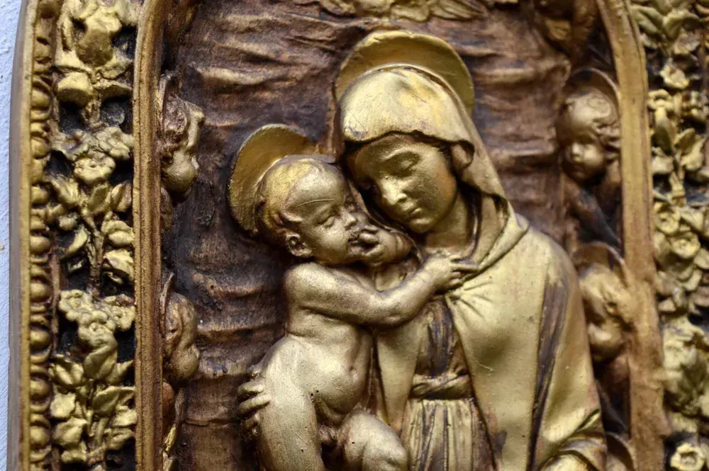Reliéf panna Marie s Jezuletem a 10 Cherubínů, zlatá s výřezem, výška - 27 cm