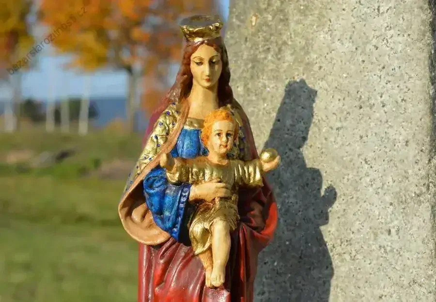 Nanebevzetí Panny Marie a Jezule - socha 43 cm -červený plášť