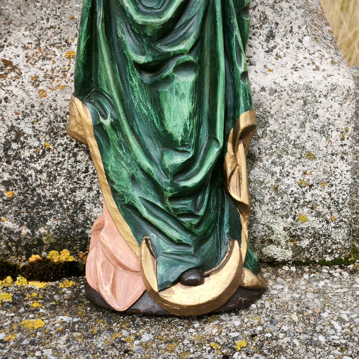 Soška Madona - závěsná plastika (zelenorůžová)  50 cm