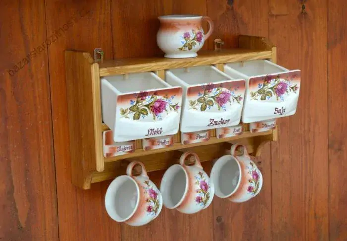 Dřevěná police malá s kořenky - motiv červená růže