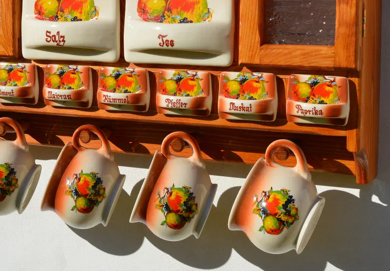 Dřevěná police velká s kořenky - motiv ovoce, police bílá