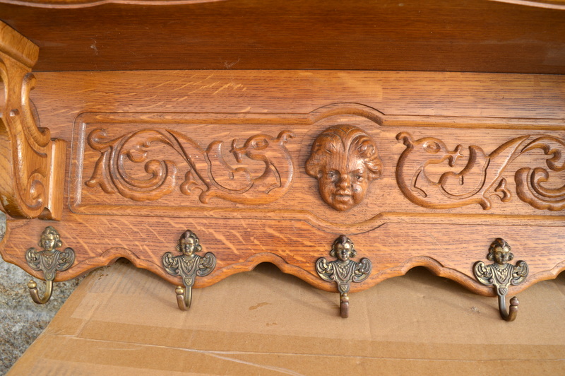 Starý zdobený věšák