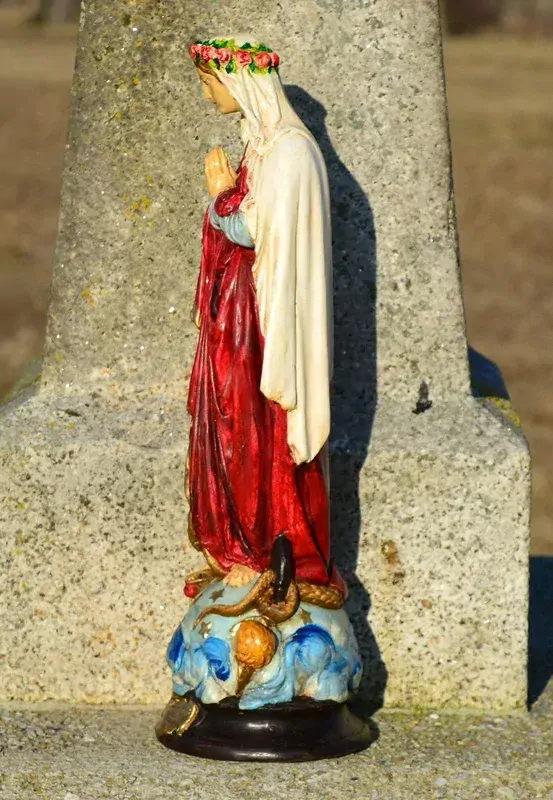 Soška Bohorodička - panna Marie, červený plášť - 42 cm