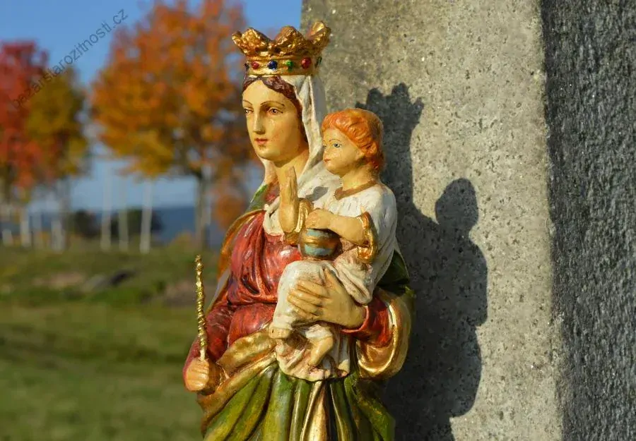 Soška Panna Marie - Královna nebes - světle zelený plášť 52 cm