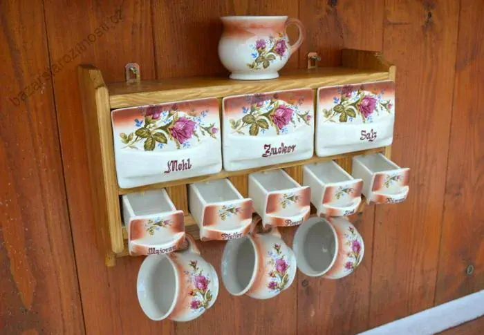 Dřevěná police malá s kořenky - motiv červená růže