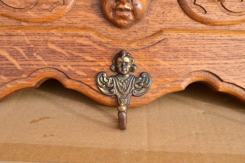 Starý zdobený věšák