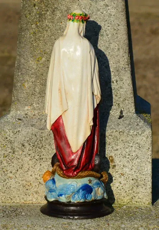 Soška Bohorodička - panna Marie, červený plášť - 42 cm