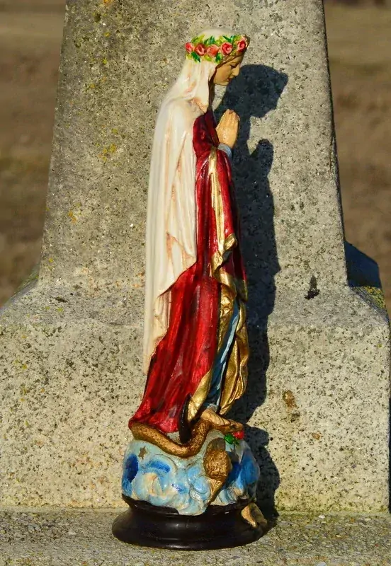 Soška Bohorodička - panna Marie, červený plášť - 42 cm