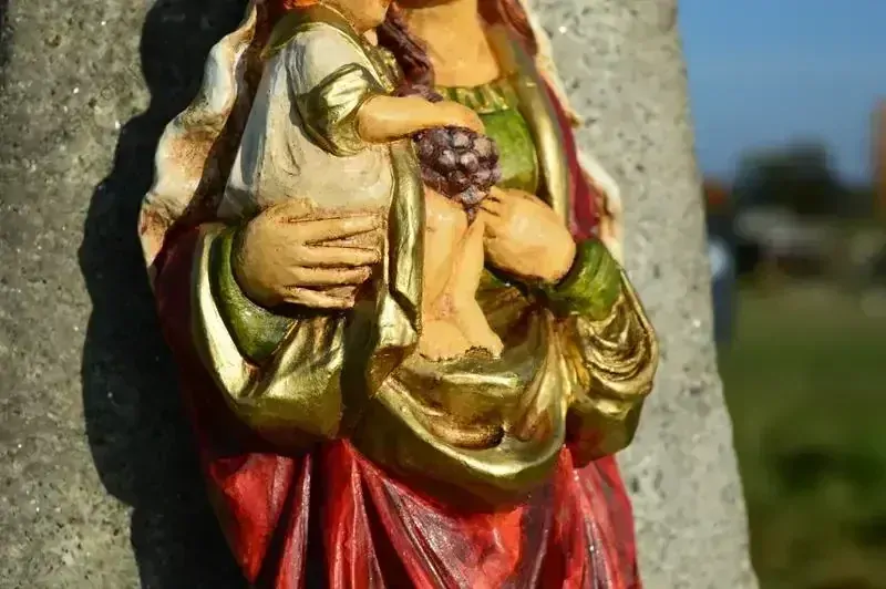 Soška Madona - závěsná plastika (zelenočervená)  50 cm