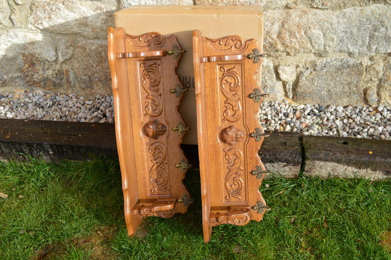 Starý zdobený věšák