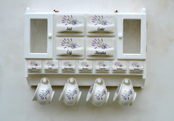 Bílá police s kořenky levandule